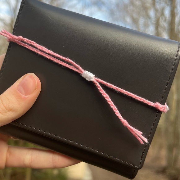 Handmade woven friendship bracelet pink with fake pearl beads - Picture 3 of 12